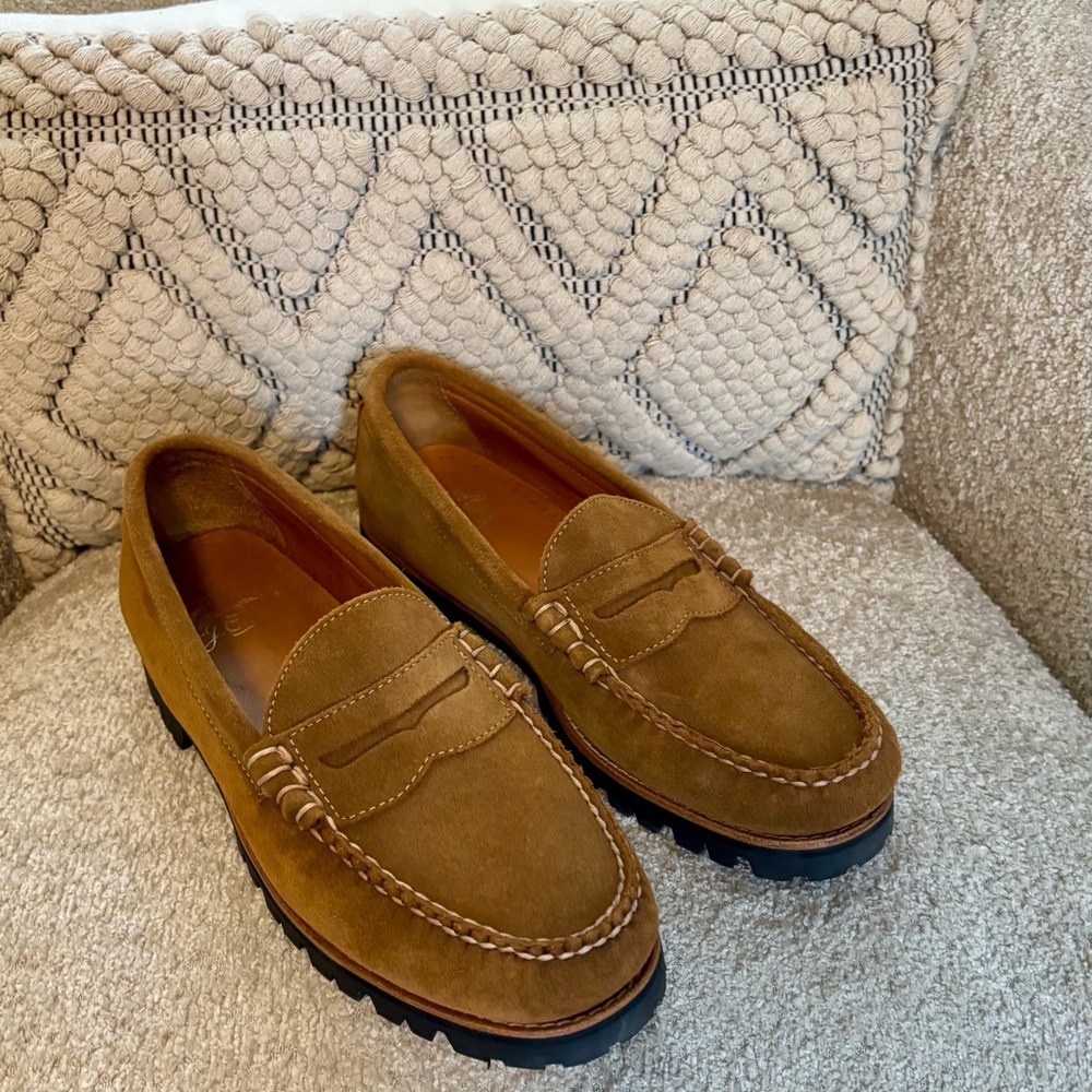In excellent condition! Men’s JCrew lug sole suede loafers